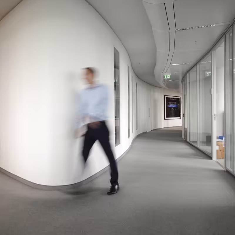 Person läuft einen Gang entlang